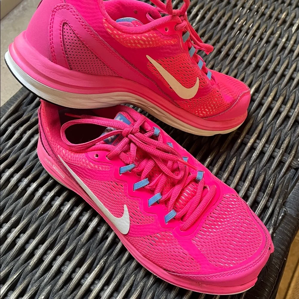 Nike Women's Bright Pink Athletic Shoes - Picture 1 of 10